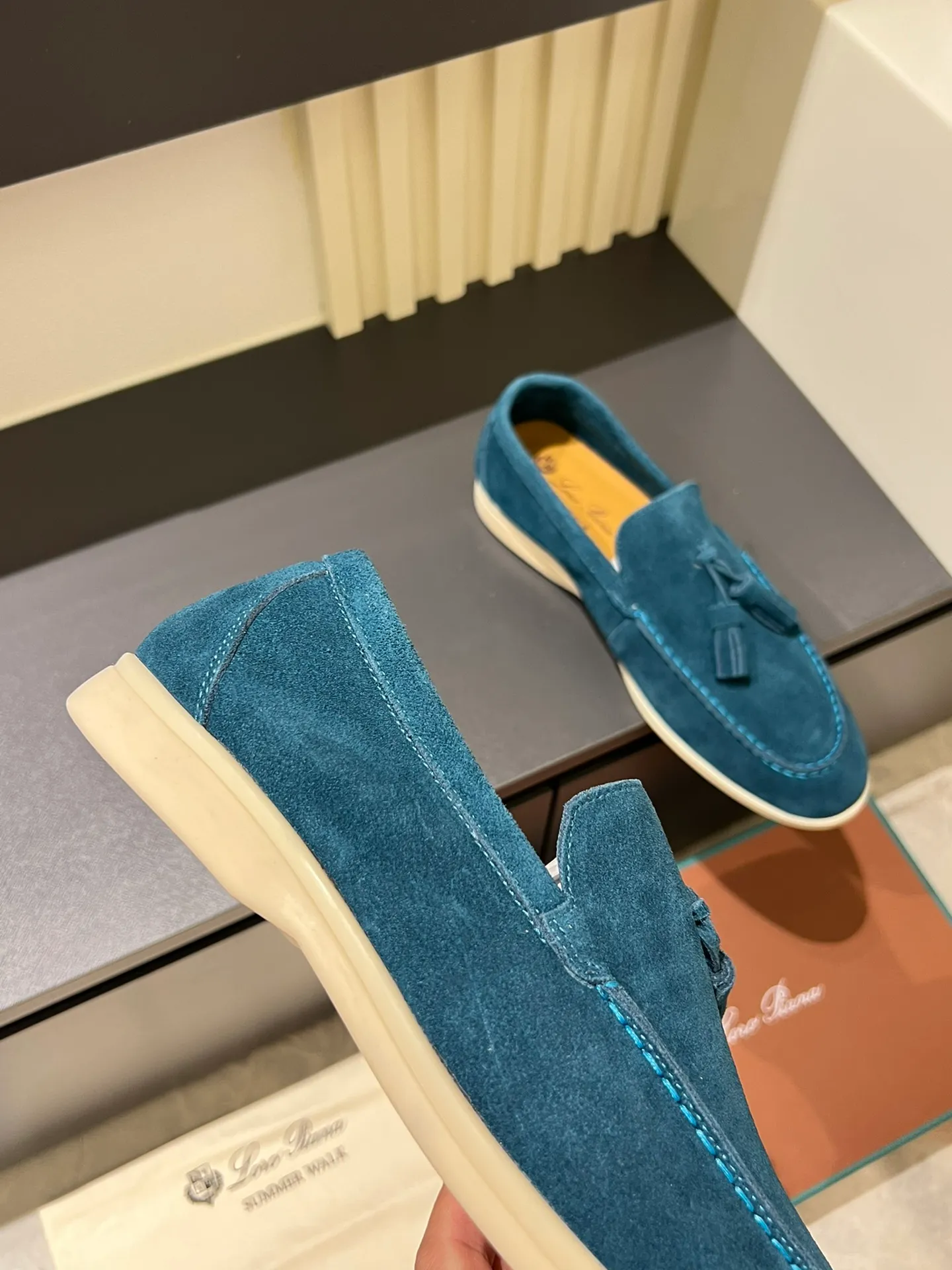 Men's shoes 💰p360 "Loro men's shoes 💰pian'*" Classic L men's shoes for couples 💰p Top version British flat loafers, a must-have item in old money style, the minimalist design is eye-catching and durable, a plus point for dressing The soft foot feel and texture are outstanding. They don’t scratch your feet and are very nice. They are matched with soft and waxy soles. They can be worn daily for a long time without getting tired. They are easy to wear, versatile and classic items, with perfect foot feel and texture! Imported cashmere fabric, the lining is made of imported A-grade water-dyed cow lining, the top version of the genuine leather midsole is sewn with pure handmade mark thread! Size: Female 35-40 (34. Customized) Male 38-44 (45.46. Customized)